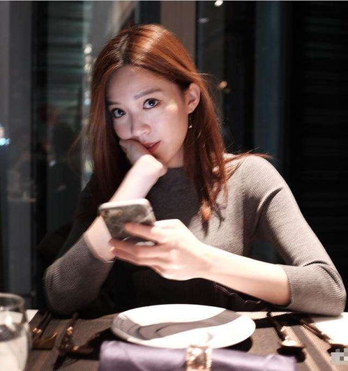 黄日华28岁女儿近照曝光,五官精致气质出众,不愧是校花级别美女