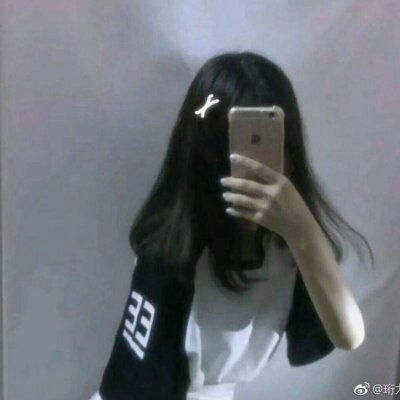 手机斜着遮住脸的女头