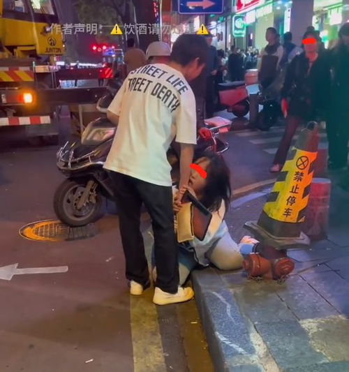 女子酒后不肯回家,当街拉着男子用力舔舐,路人她看上去很陶醉
