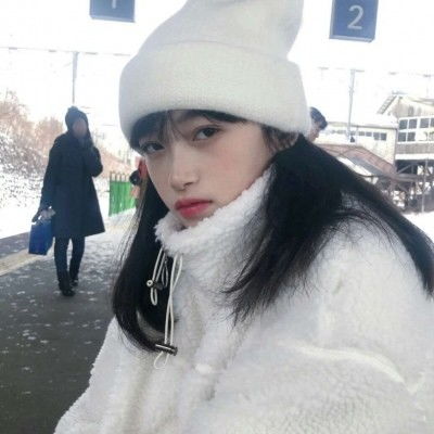 网易云热评摄影师喂藏羚羊喝水,同行的警察却把羊赶走,他说