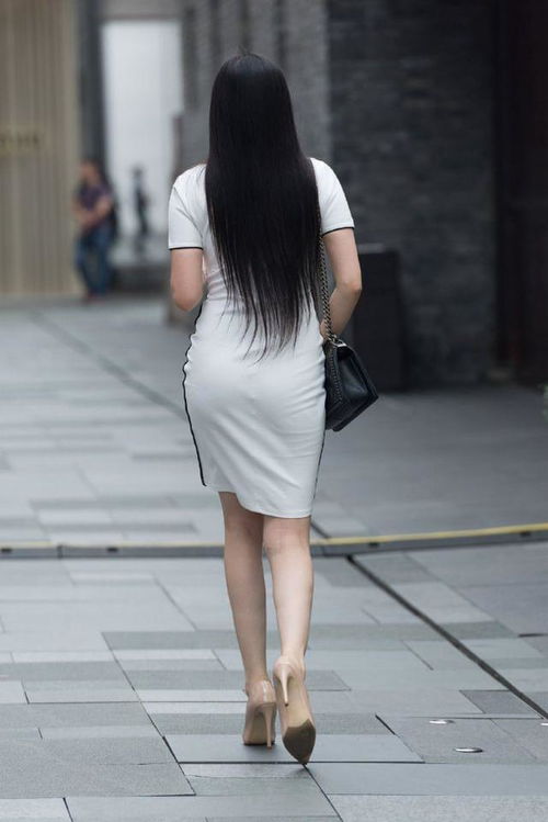 白色连体修身裙好看又知性,女人都爱穿这条白色长裙