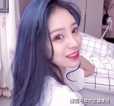 搞笑gif姑娘,在哪跳舞不好,在商场跳舞这下磕到自己了