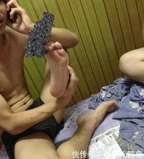 搞笑幽默至此以后,你可以经常看学校一帮男生人手一双筷子上厕所