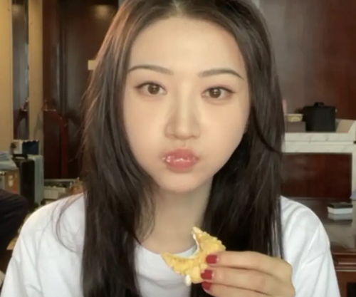 景甜打破白幼瘦审美,一口一个大泡芙,打脸其他吃货人设女星