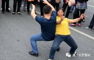 这个网红厉害了,体型像煤气罐,怼粉丝耍高冷,还一群人跪舔