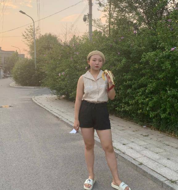 女星辣目洋子片场掀衣服险走光直接当众挠痒痒,露出腰间一圈肉