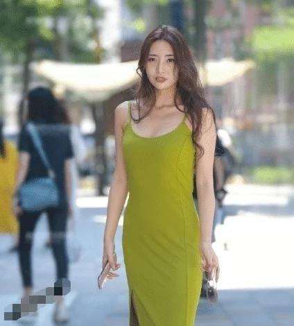 年轻的美女就爱穿的鲜艳,这绿色吊带裙,看的心发慌