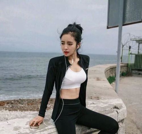 吃猫鼠逗你乐老爸从老家带回两只老母鸡煲汤,小侄女非要养着当宠物