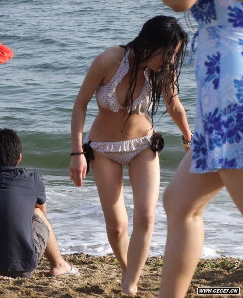 海边度假的泳装美女们