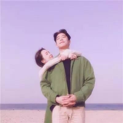 亲密温暖幸福的情侣头像合照真人不要问别人好不好看
