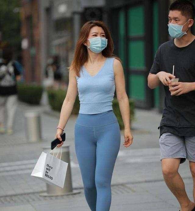 修身的打底裤让美女大秀好身材,显得风度翩翩,时髦气质