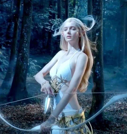 她因cos精灵被誉为史上最美coser,素颜照曝光后,网友仙女本仙