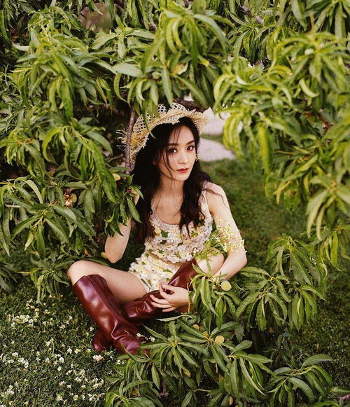 赵丽颖当妈后还是那么少女,花朵裙搭编织帽拍写真,清新又减龄