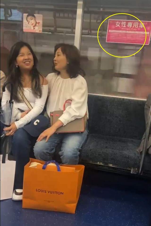 牛莉日本被偶遇,16岁女儿身型猛涨打扮成熟,两人一身名牌挤地铁