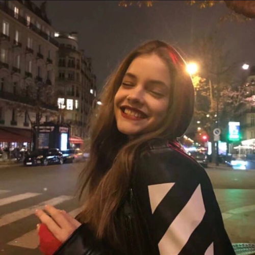 高级女生正脸头像分享无水印