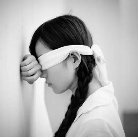 哭泣时没有肩膀依靠,那就仰起头