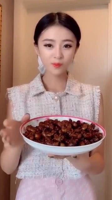 本来以为美女都是吃仙气的,原来跟我们农村人吃的一样啊