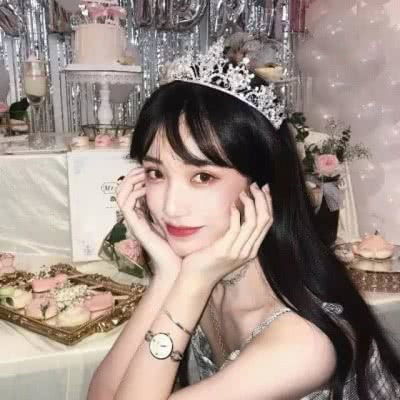很酷的露肩女生头像,性感锁骨穿吊带