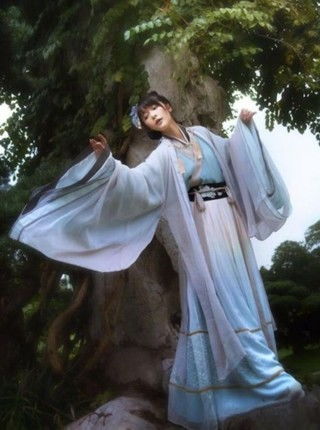 徐娇化身二次元少女穿古风羽织意境如画