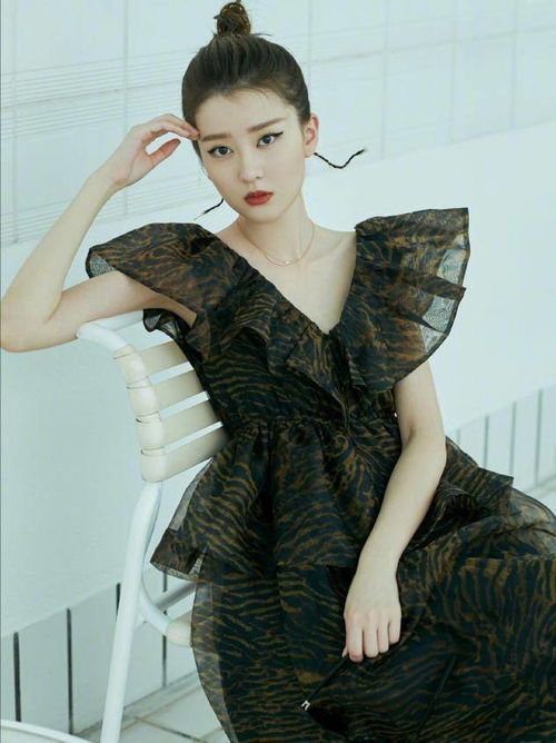 乔欣太适合走清纯路线,一袭冷色系荧光花边抹胸长裙,甜美有仙气