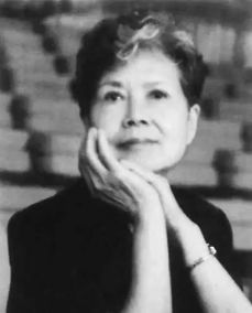 央视第1位女主持人,竟这样说中老年人这下炸锅了...