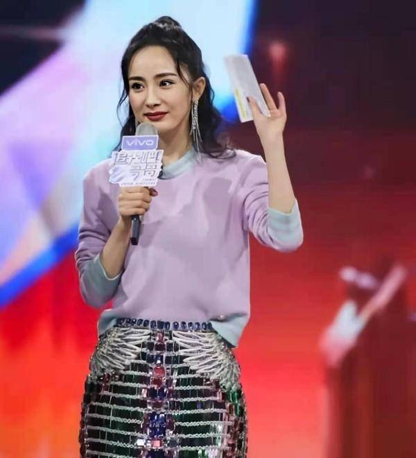 杨幂美得真大气,穿卫衣搭短裙凹出漫画腿,小个子女生多学学