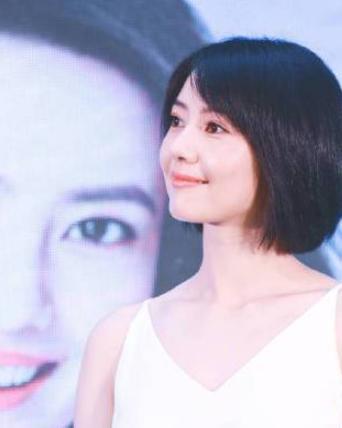 高圆圆只不过换了新发型,瞬间嫩的像少女,和赵又廷就不像姐弟恋