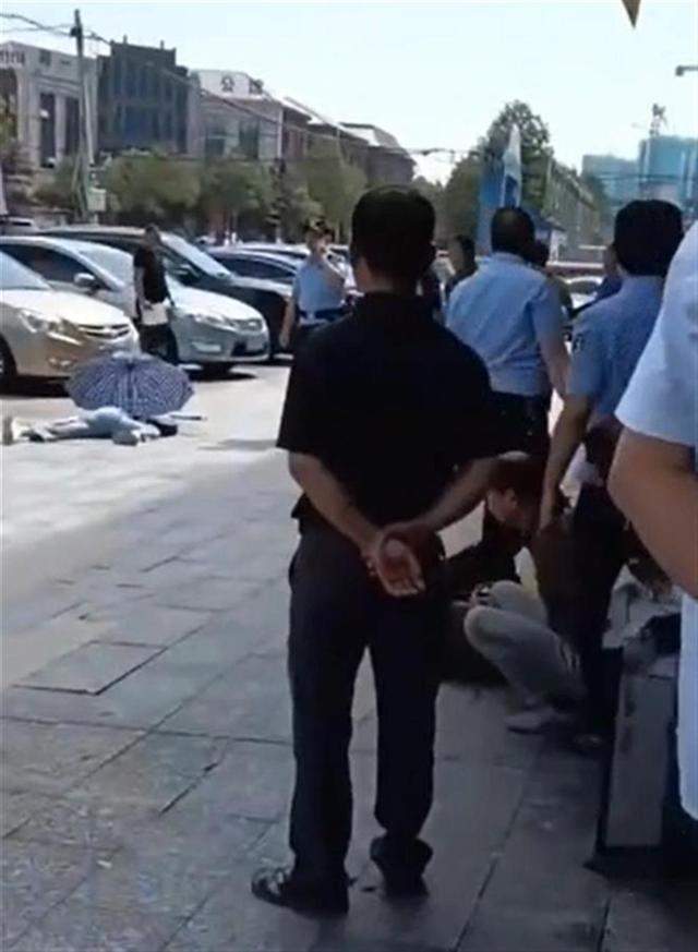 44岁女子被丈夫持刀当街伤害,现场画面流出,事发前行为令人不解
