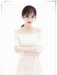 杨幂机场再扮少女幂,双马尾已成标配,系发带像12岁小姑娘