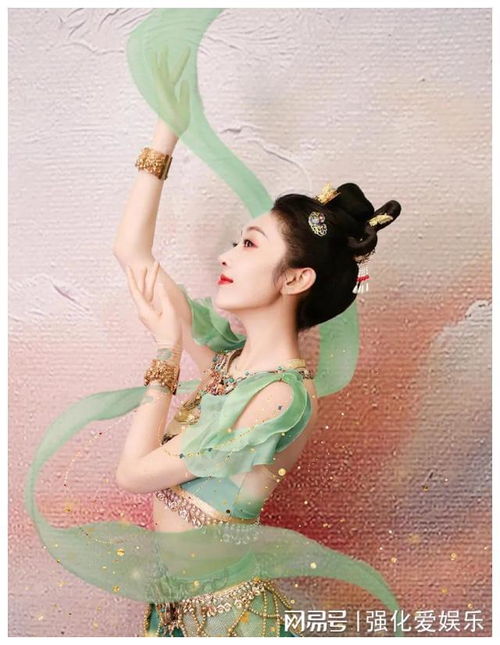 宣璐舞姿好美,仙气十足,随着音乐节奏翩翩起舞,宛如嫦娥
