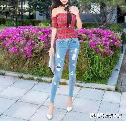 绿色荷叶上衣搭配破洞牛仔裤,显得双腿修长,颇有时尚女性的魅力