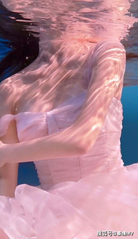 美女仙气飘飘的背影手机壁纸不露脸欧美骨感美女皮肤图片