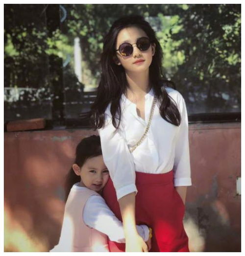 黄磊女儿多多被骂早熟后,穿无痕衣拍照,14岁身材太真实