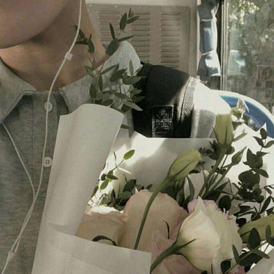 手里捧着花拿花的男生头像