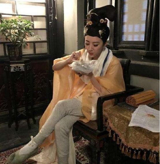 31岁景甜怎么胖成球了看她吃饭的量,女星中的泥石流