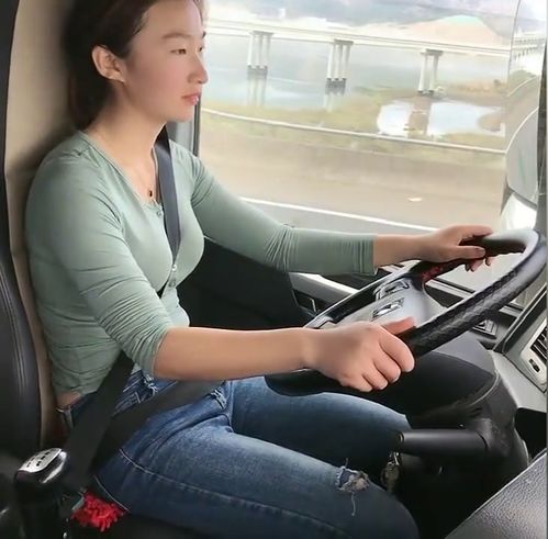 漂亮的卡车女司机,看到开车这样的稳健,她老公可真省事