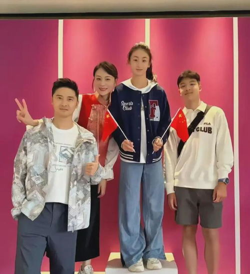 田亮一家现身巴黎看奥运,森碟气质清丽,小亮仔高个子魁梧