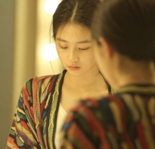 黄多多深夜晒美照,穿着文艺又成熟,脸上表情却不像15岁的女孩