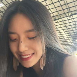 女生谁知道这两张网图女的名字