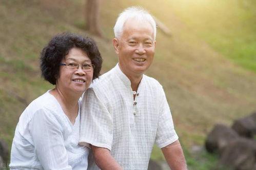 两位独居老人,不领证不搭伙,相处的方式让子女放心,外人羡慕