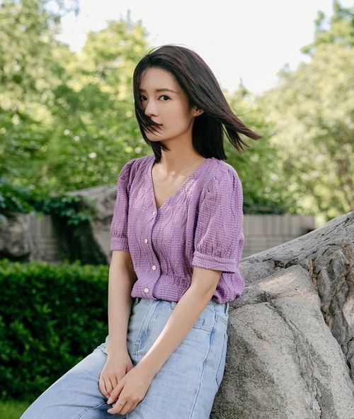 最近泡泡袖火了李沁穿香芋紫搭阔腿裤清新灵动,这谁不爱呢