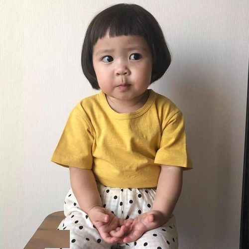 这位韩国小女孩的每日穿着和生动表情,让你更拥有认真穿搭的动力