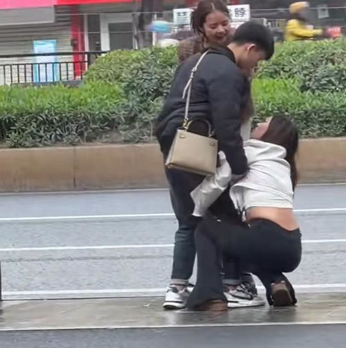 两女子大街上争抢一男子,一人抱腿不放,网友相中他哪一点了