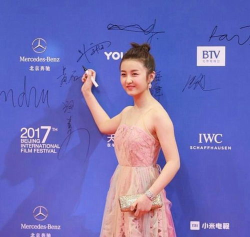 张子枫这个缺陷真该藏起来,肩上一块大肉包太明显