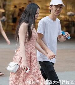 黑长直气质美女清新脱俗,长腿引人入胜,甜美笑容让人心醉