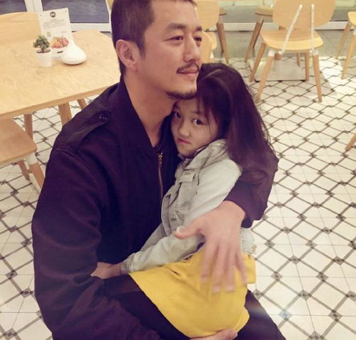 不是儿子李亚鹏官宣二胎性别是女孩,谈及幼女流露笑容彰显父爱