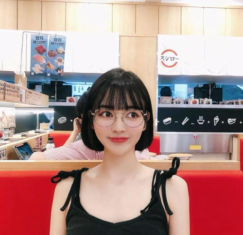 发型戴眼镜女生的短发