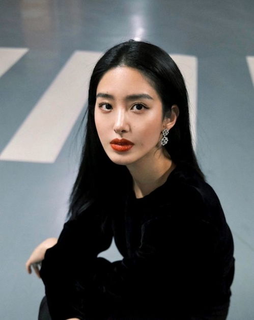 杨采钰厉害了,把黑色针织衫穿出了高级感,完美呈现三七比例