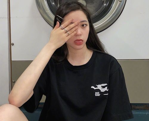 欧阳娜娜穿骑行裤又酷又飒,谁注意她戴的戒指了个性十足