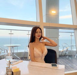 网红美女静坐海边风光无限